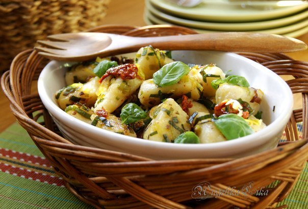 Картофельные ньокки (gnocchi di patate) с луком-пореем и вялеными помидорами
