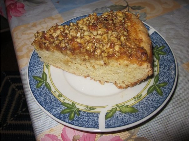 Творожный пирог с медом и орехами.