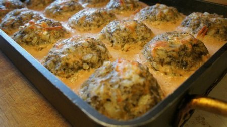 Рецепт тефтелей с грибами, запеченных в духовке в томатно-сметанном соусе