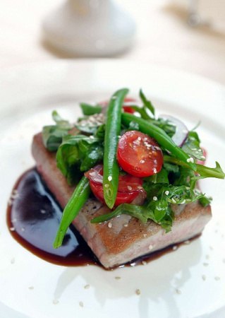 Рецепт филе розового тунца с салатом