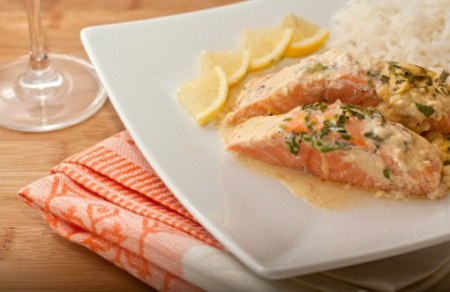 Рецепт лосося запеченного под соусом из трав