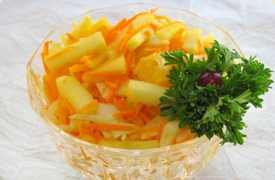 Салат с капустой, яблоками и апельсинами.