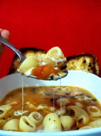 Рецепт - Итальянский говяжий суп с пастой, колбасой и моцареллой