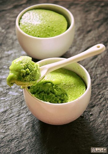 Изысканное холодное лакомство - мороженое из зеленого чая - фаворит у ценителей десертов японской кухни. Освежающая смесь тает на языке утонченной, слегка пряной сладостью и дарит ни с чем не сравнимое наслаждение. Помимо оригинального вкуса, в таком десерте заключено немало пользы. Ведь зеленый чай — признанный источник антиоксидантов и важных для организма витаминов. Японские кулинары утверждают, что чайное мороженое обладает еще и мощным тонизирующим эффектом. Словом, такое угощение приятно вкушать самим и не стыдно преподнести гостям.