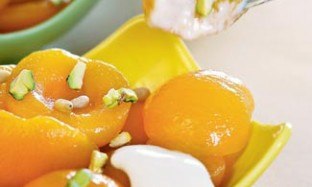 Рецепт - абрикосы в сиропе с густым йогуртом 
