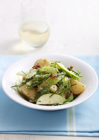 Рецепт теплого картофельного салата с яблоком