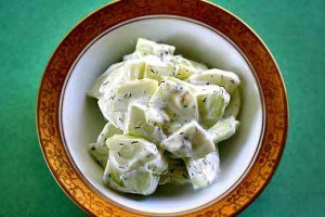 Рецепт - салат из огурцов с йогуртовой заправкой 