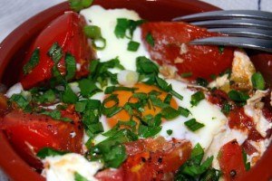 Рецепт - яичница с помидорами в горшочках 