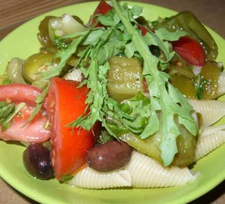Рецепт - теплый салат из пасты с овощами и маслинами 