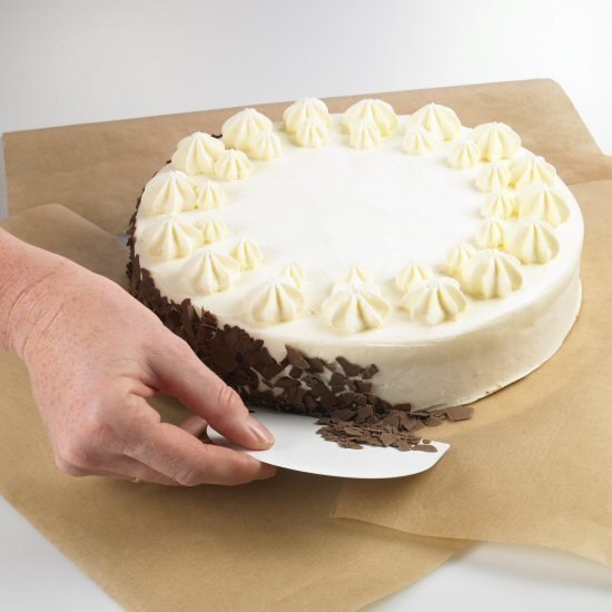 Оформление боков торта шоколадной стружкой