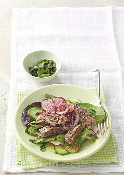 Салат с говядиной и пикантным луком