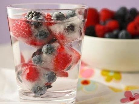 Если вы собираетесь использовать лед для напитков и коктейлей, в каждую ячейку ванночки положите ягодку вишни (из компота или варенья) или любую другую ягоду. Залейте фруктовой водой и поставьте в морозилку. Такие кубики выглядят очень эффектно.