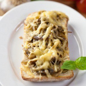 Хлеб с сыром, маслинами и оливками