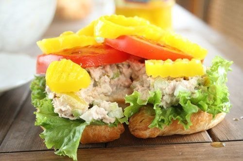 Бутерброд с тунцом и свежими листьями салата