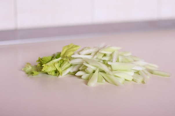 Горячий салат из стеблей сельдерея и кешью