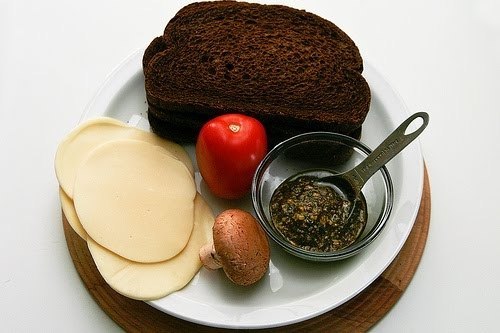 Итальянский бутерброд – гриль с сыром.