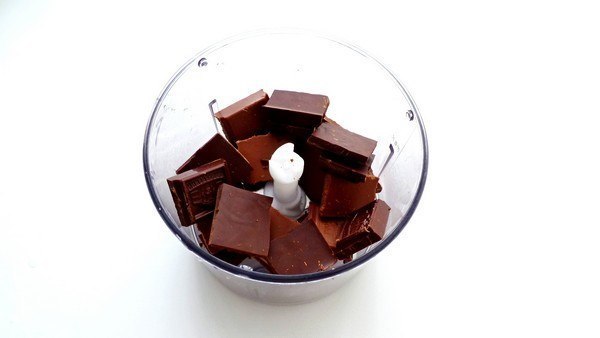 Кекс с шоколадом на шоколадном мороженом
