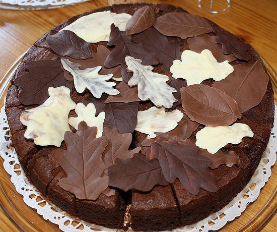 Торт с шоколадными листьями