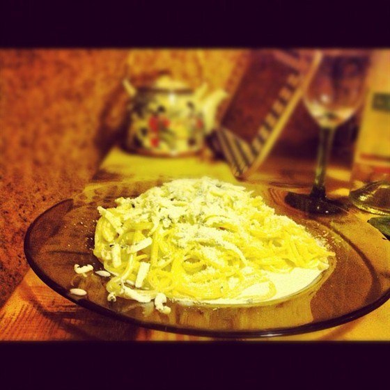 Спагетти в сливочном соусе с сыром дор‑блю и чесноком