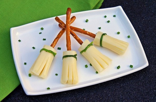 Забавные метелки: сыр+зеленый лук+соленая палочка