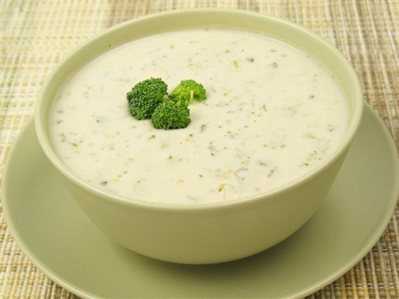 Крем‑суп из брокколи с плавленным сыром.