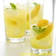 Ничто не сравнится с домашним лимонадом. Существует миллион покупных версий, но ни у одного из них не будет аромата свежих лимонов. Кроме того, домашний лимонад чрезвычайно полезен. 