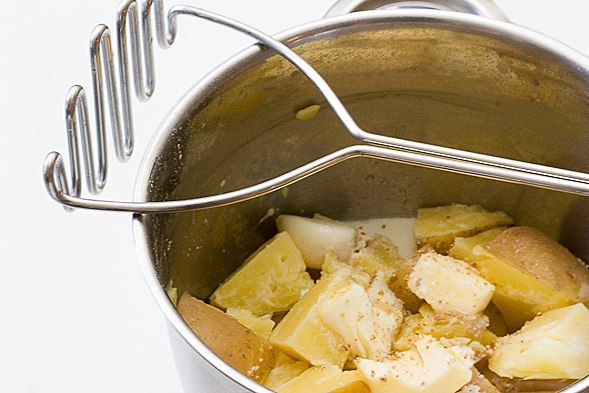Картофельное пюре с чесноком и сыром в духовке
