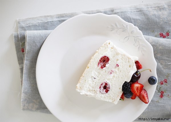 Из ягод и белков - рецепт "Ангельский торт"