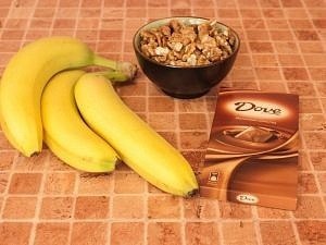 Бананы фаршированные орехами в шоколаде