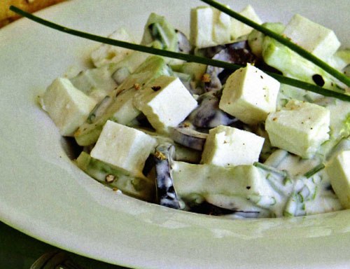 Салат из огурцов с маслинами 