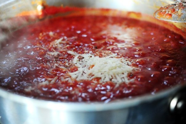Куриные отбивные в томатном соусе со спагетти 
