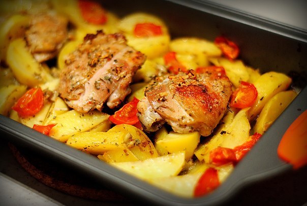 Курица маринованная в кефире, запечённая с картофелем с травами и чесноком.
