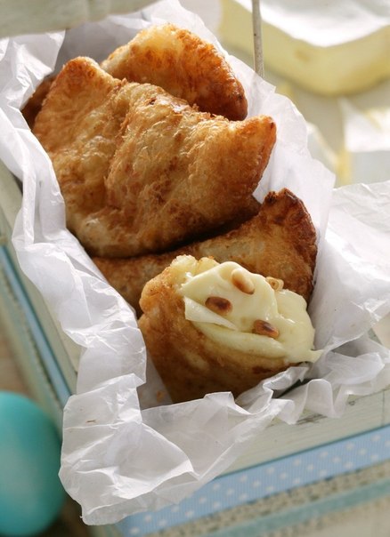 Пирожки с нежным французским сыром можно жарить во фритюре или печь в духовке.