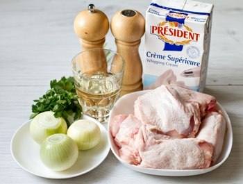 Курица в сливочно-луковом соусе