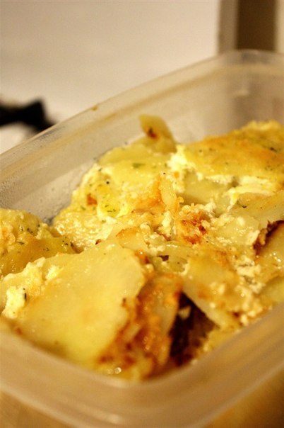 Картофель, запеченный с сыром и специями в сметанно-чесночном соусе