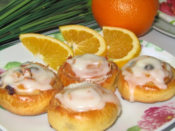 Творожно-апельсиновые плюшки с изюмом и орешками 