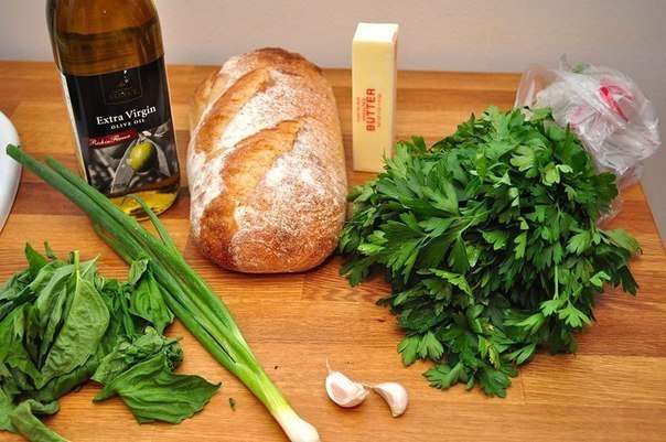Чесночный хлеб со сливочным маслом и базиликом