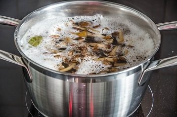 Грибной суп из замороженных грибов по-чешски