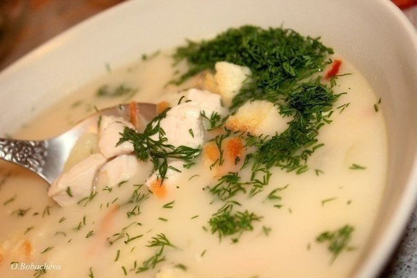 Сырный суп с куриным филе и чесночными гренками)