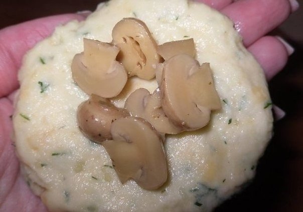 Котлеты из картофеля, сыра и укропа с грибами   соус