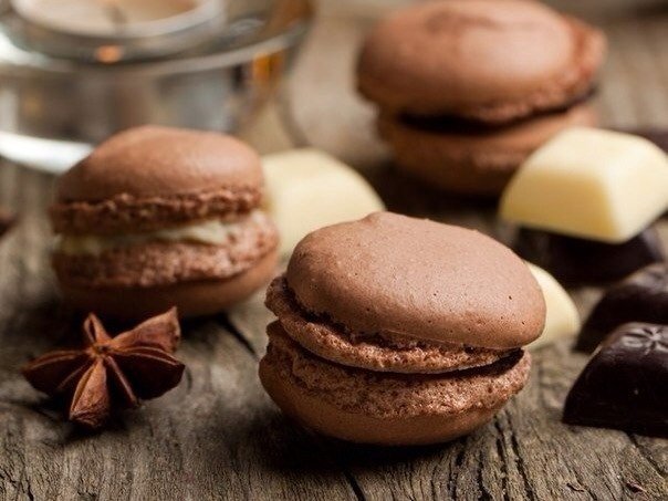 Макаруны: рецепт шоколадного и малинового печенья. Забирай на стенку, чтобы не потерять!