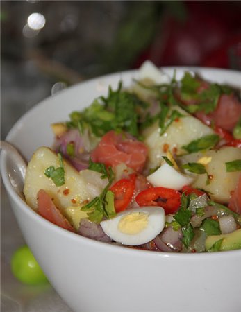 Картофельный салат с лососем и авокадо.