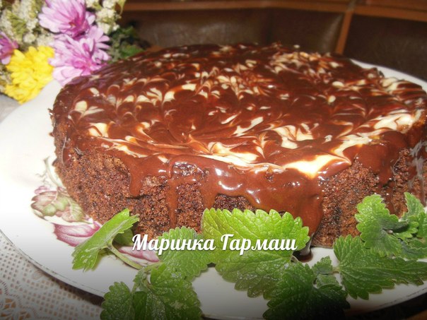 Шоколадно-кофейный тортик с грушей сметанным кремом и шоколадной помадкой.