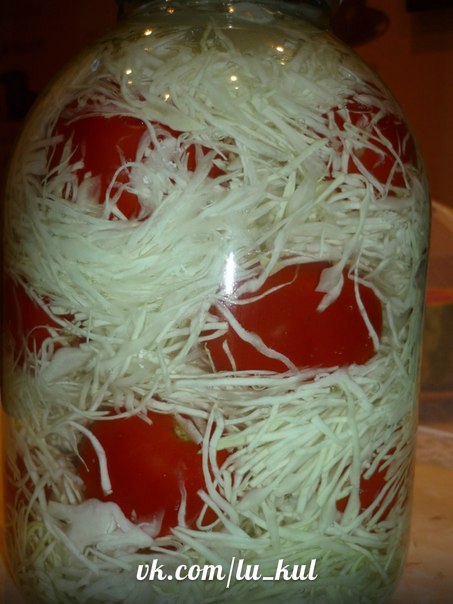 Капуста маринованная с помидорами.