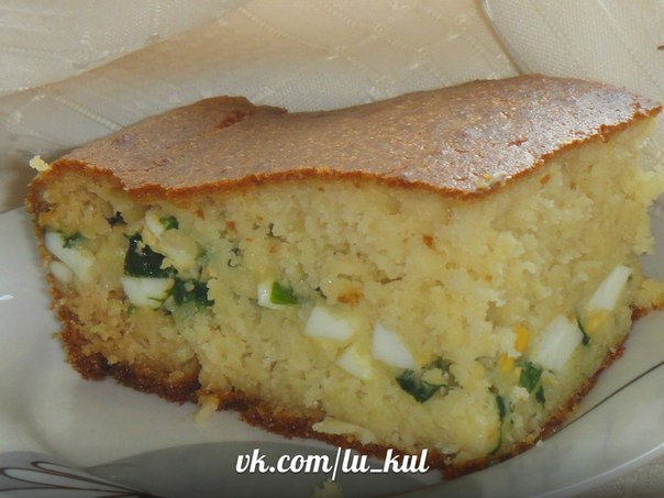 Быстрый заливной пирог с зеленым луком и яйцом.