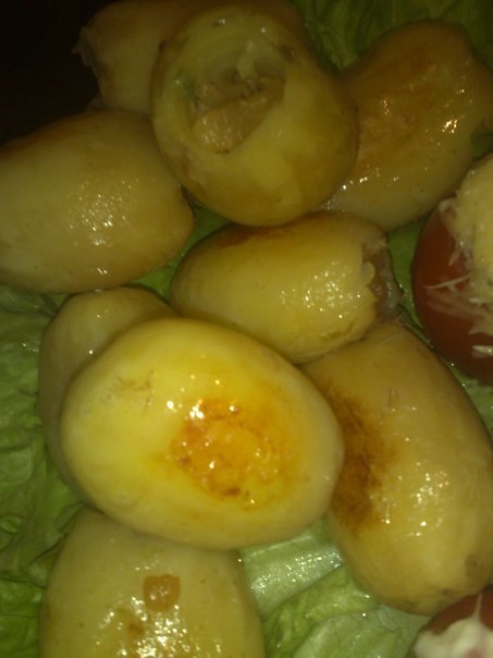 Картофель, фаршированный курдючным жиром и чесноком.