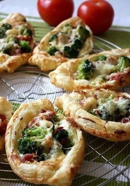 Хрустящие мини-пиццы с беконом и брокколи
