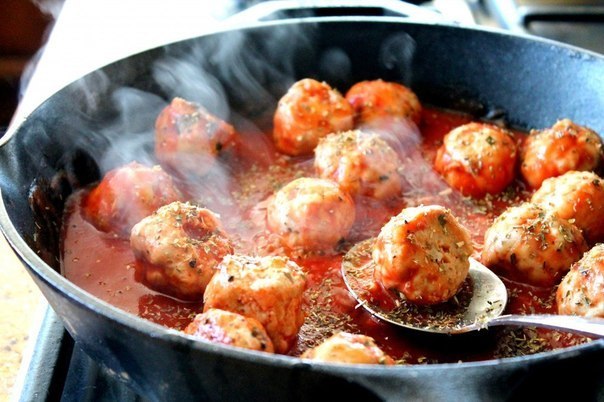 Индюшачьи фрикадельки в остром томатной соусе под сыром