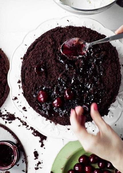 Шварцвальдский шоколадный торт «Черный лес».