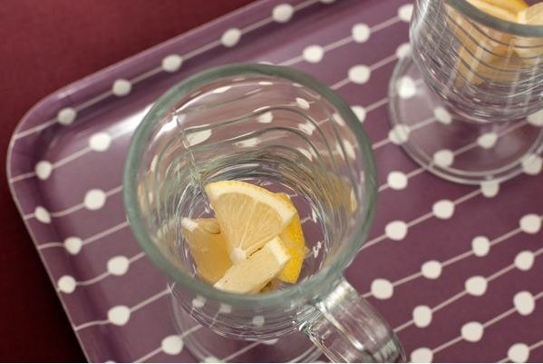 Имбирный чай с клубникой!Первым делом необходимо очистить корень имбиря и нарезать поперек волокон тонкими пластинками.Заварите чай в литре кипящей воды, процедите, добавьте имбирь и дайте настояться 10 минут под крышкой. Чем дольше вы будете настаивать имбирь, тем более острым и насыщенным будет вкус.Добавьте сок половины лимона и несколько ягод клубники.Оставшийся лимон нарежьте кружочками, каждый из которых разрежьте на 8 частей и положите в чашки или бокалы для горячих напитков.Налейте в каждую чашку по 2 ст.л. клубничного сиропа. Обратите внимание, чтобы сироп был натуральным без искусственных красителей и ароматизаторов. Подойдет сироп от домашнего клубничного варенья.Горячий настоявшийся чай разлейте по чашкам и сразу же подавайте.